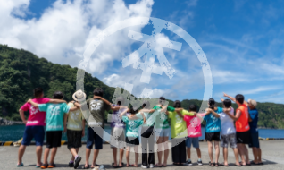 仲間と協力して自然体験に取り組む伊豆大島の学び
