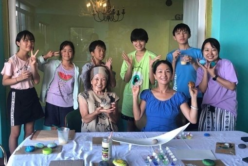 伊豆大島の人々とふれあいながら学びの旅を体験する中学生